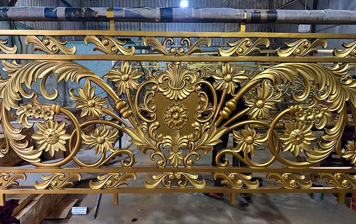 Mẫu ban c&ocirc;ng nh&ocirc;m đ&uacute;c cổ điển hoa l&aacute; t&acirc;y